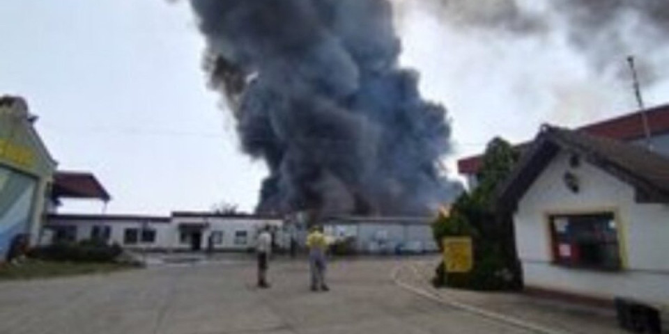 Nestao muškarac u požaru u Šidu? Iz fabrike izvedeno više lakše povređenih