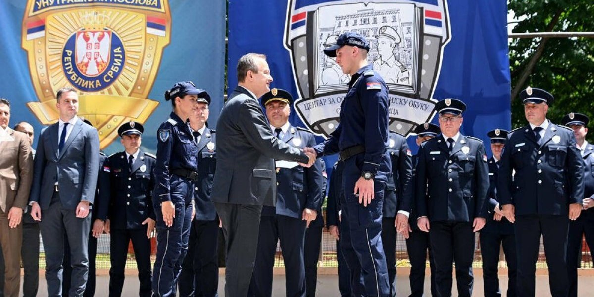 Ministar Dačić na promociji 43. klase Centra za osnovnu policijsku obuku u Sremskoj Kamenici: Sada ste deo tima koji štiti građane! (FOTO)