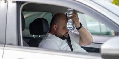 Srpski državljanin podelio je svoje neprijatno iskustvo sa letovanja u Solunu, kada su mu na parkingu obili automobil i ukrali stvari, upozorivši druge da budu oprezni kako ne bi prošli na isto kao on.