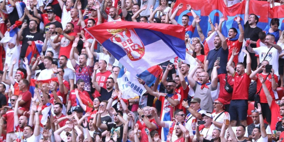 Ovako nešto se ne pamti! Pogledajte reakcije navijača posle pogotka Srbije (VIDEO)
