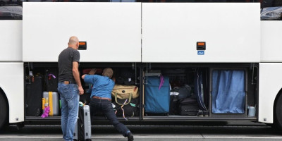 Generalni Konzulat Srbije u Solunu potvrdio je danas, da je u sredu oko 21.30 časova na autoputu Egnatia, u blizini naplatnih rampi u Oreokastru kod Soluna, kamenovan turistički autobus koje je prevozio turiste iz Srbije i da su tom prilikom povređene tri osobe.