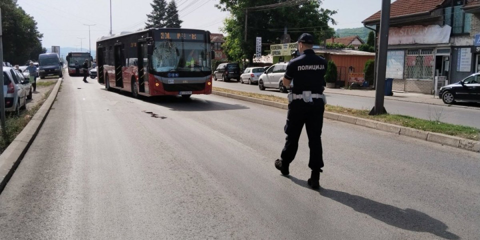 Autobus pokosio pešaka u Nišu! Muškarac sa teškim povredama transportovan u bolnicu na reanimaciju (FOTO)