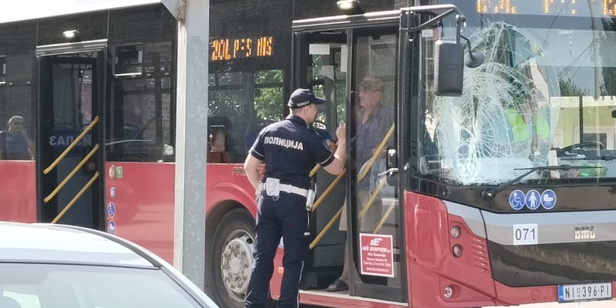 Oglasila se bolnica o stanju mladića povređenog u Nišu! Pretrčavao ulicu, oborio ga autobus zadobio teške povrede (FOTO)