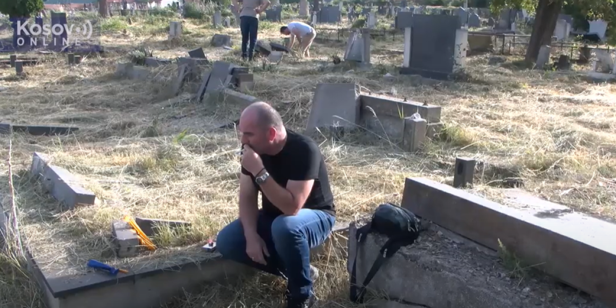 Zastrašujući prizori u južnoj Mitrovici! Srbi došli na Zadušnice na KiM, pa se uznemirili: Svi spomenici polomljeni, ni mrtve ne ostavljaju na miru! (VIDEO)