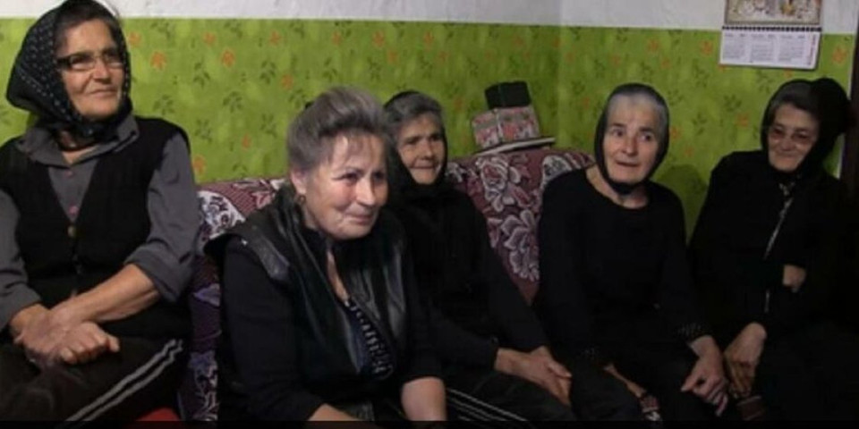 Nose samo crninu, nemaju ličnu kartu ni televizor: Svi su u šoku kada vide kako u zajednici žive 5 neudatih sestara Zarić!