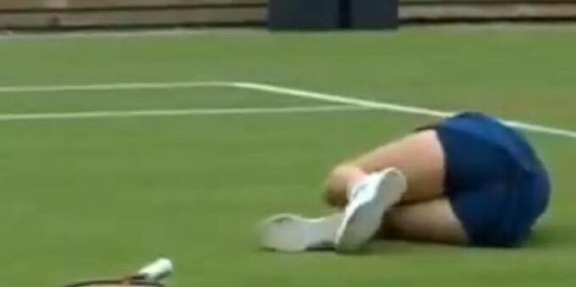 Jezivo! Tenis ovo odavno nije video: Proklizala, završila na patosu, u publici muk (VIDEO)