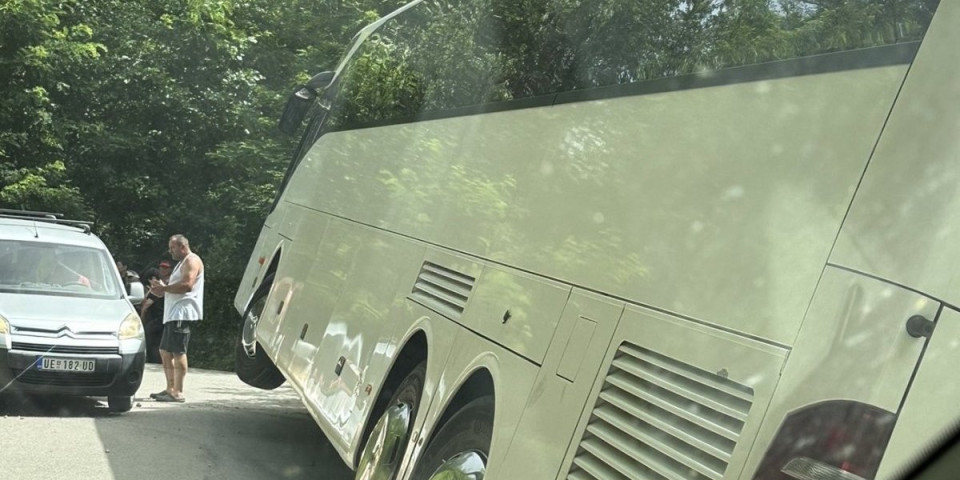 Drama kod Kosjerića! Autobus sa turistima iz Kine zalutao pa sleteo s puta,  službe izvlače vozilo (FOTO)