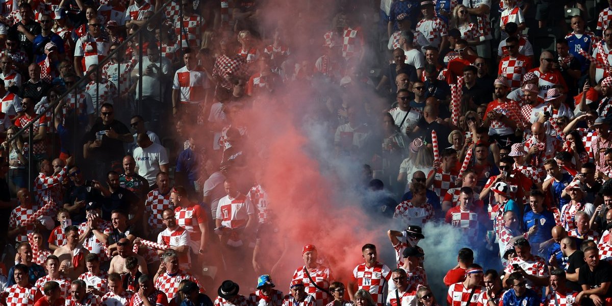 Sramota! UEFA kaznila Hrvate zbog baklji, a o skandiranju "ubij Srbina" ni reči...