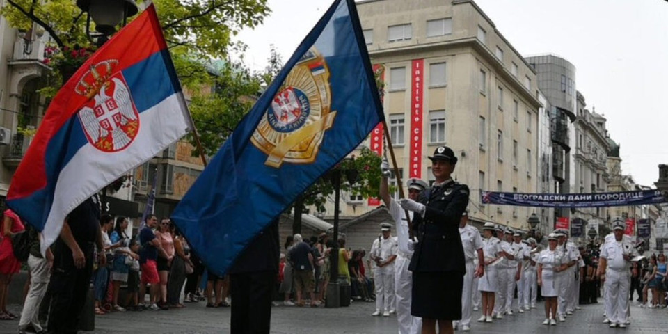 Svečani defile konjanika i orkestra policije u centru Beogradu: Proslava Dana policije, najviše se obradovali mališani (FOTO/VIDEO)