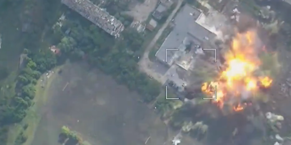 Ruski vojnik poneo bombu od 8 kg i prikrao se kući u kojoj su bili Ukrajinci - usledio horor! (VIDEO)