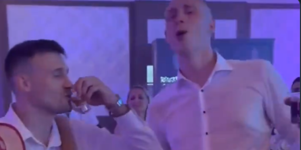 Aleksa đuskao sa čašicom rakije, pravio šou na svadbi Alena Smailagića (VIDEO)