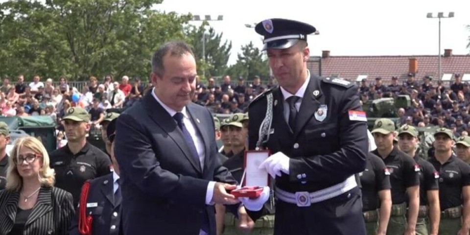 Uručene medalje zaslužnim policajcima! Dačić: Policija je zaštitnik građana Srbije!