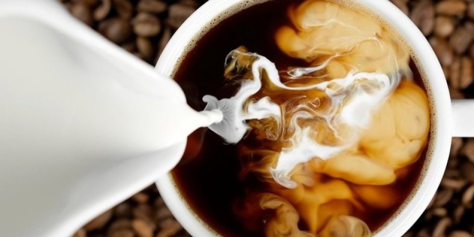 Nikako nemojte piti kafu sa mlekom i šećerom! Alarmantno upozorenje - u telu se dešavaju neverovatne stvari