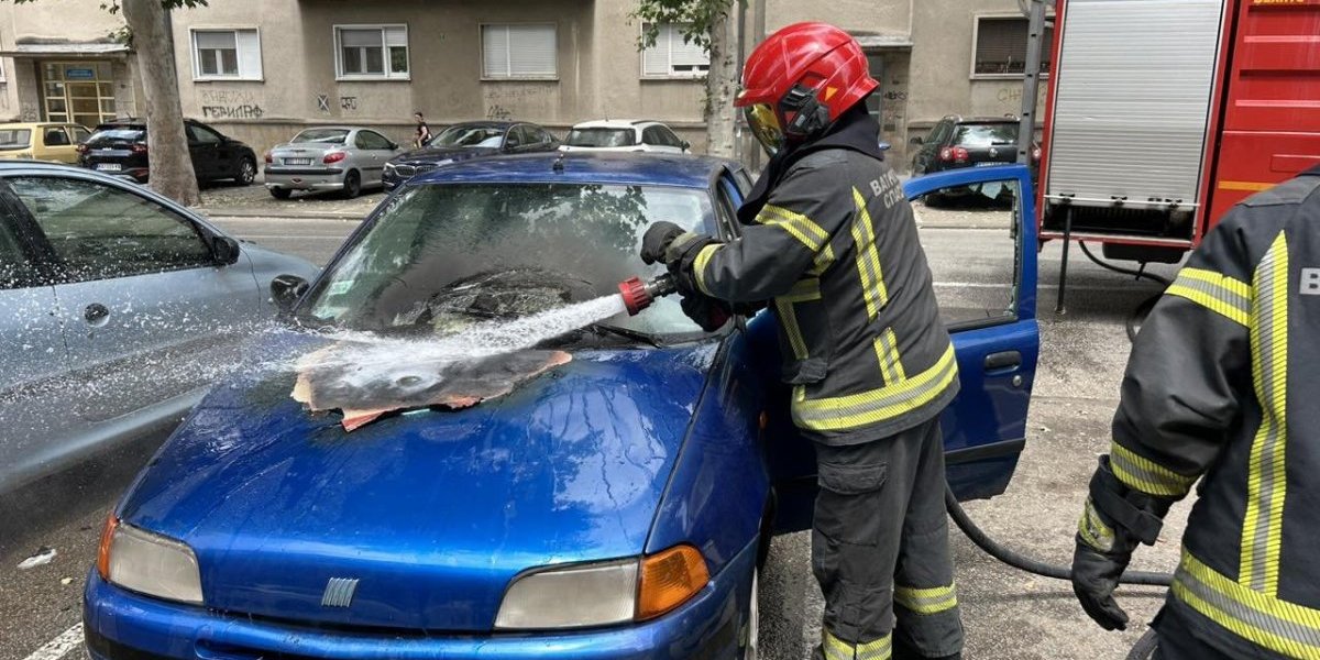 Izbegnuta tragedija! U Kragujevcu se zapalio automobil, vatrogasci brzo ugasili požar! (FOTO)