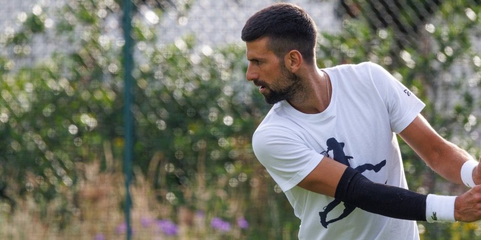 Novak stigao na Vimbldon i već trenirao (FOTO)