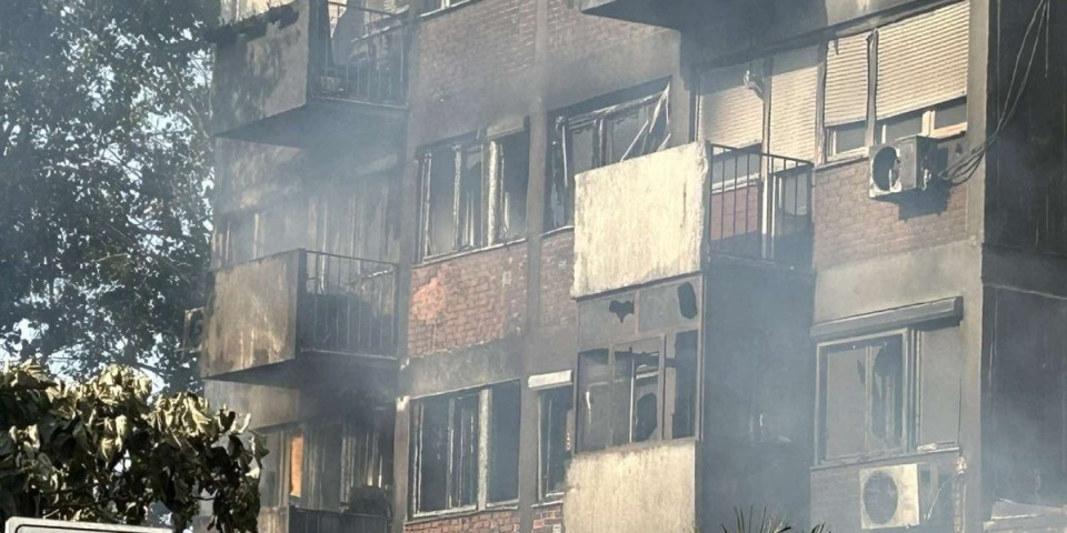 Od zgrade ostalo zgarište! Požar na Novom Beogradu progutao sve pred sobom (FOTO)