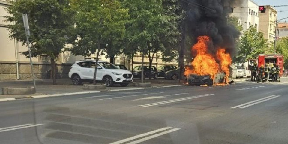 Automobil izgoreo u centru Beograda! Vatra buknula iznenada (FOTO/VIDEO)