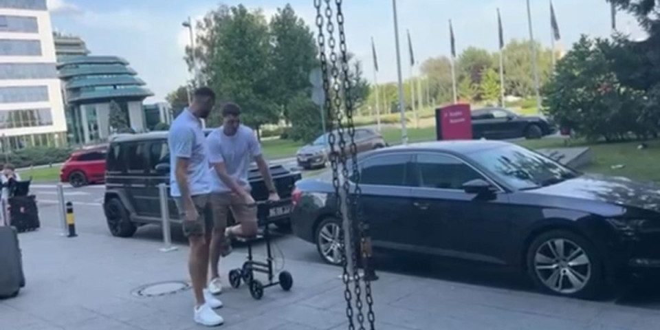 Loše vesti - Jović sa čizmom stigao na okupljanje "orlova" (VIDEO)
