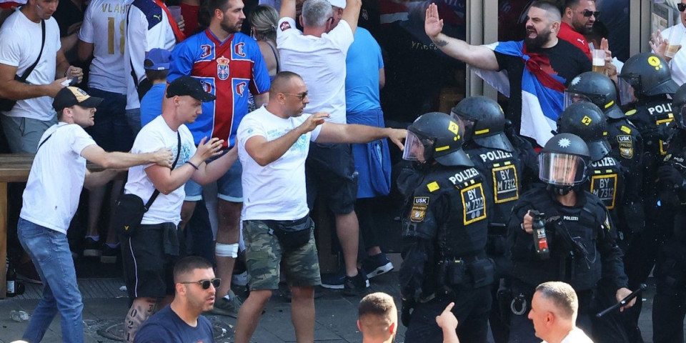 Tuča srpskih navijača i policije u Minhenu! Letele krigle na ulici!