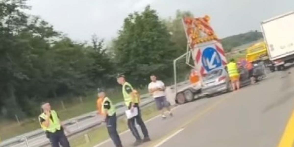 Kamion naleteo na putare! Karambol na autoputu kod Kolara (VIDEO)