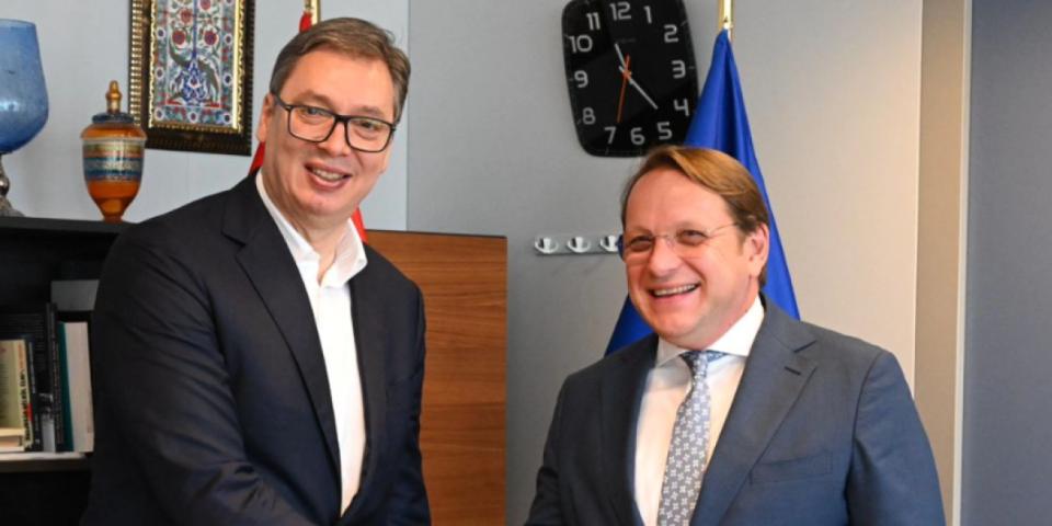 Vučić sa Varheljijem: Zahvalio sam komesaru na podršci koju Evropska komisija pruža Srbiji na njenom putu evrointegracija