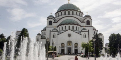 Mnogi vernici su u dilemi kada se oblače za crkvu i razmišljaju da li će biti problema ukoliko usput svrate, a na sebi nose bermude i papuče.