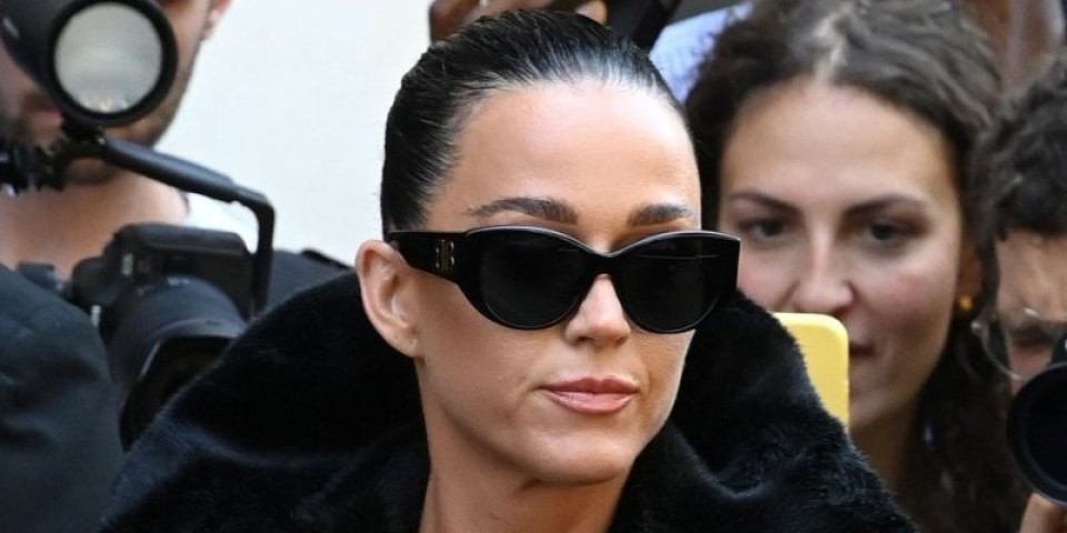 (FOTO) Zvanično je: Pevačica potvrdila da je u vezi sa moćnim političarem