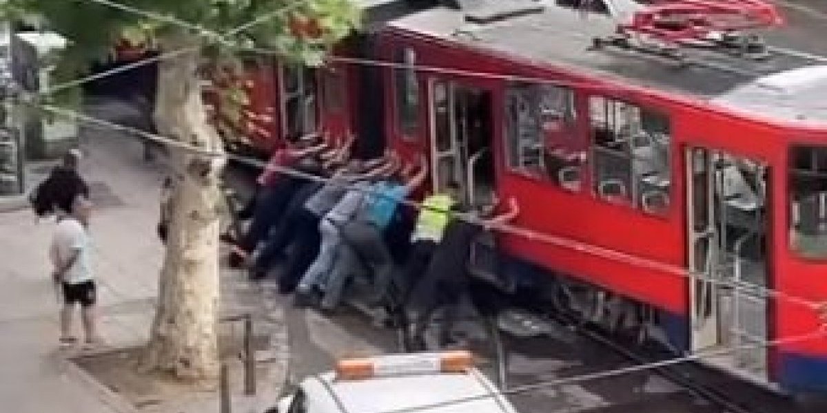 Haos u  Kraljice Marije! Prolaznici na mišiće vraćali tramvaj u šine! (VIDEO)
