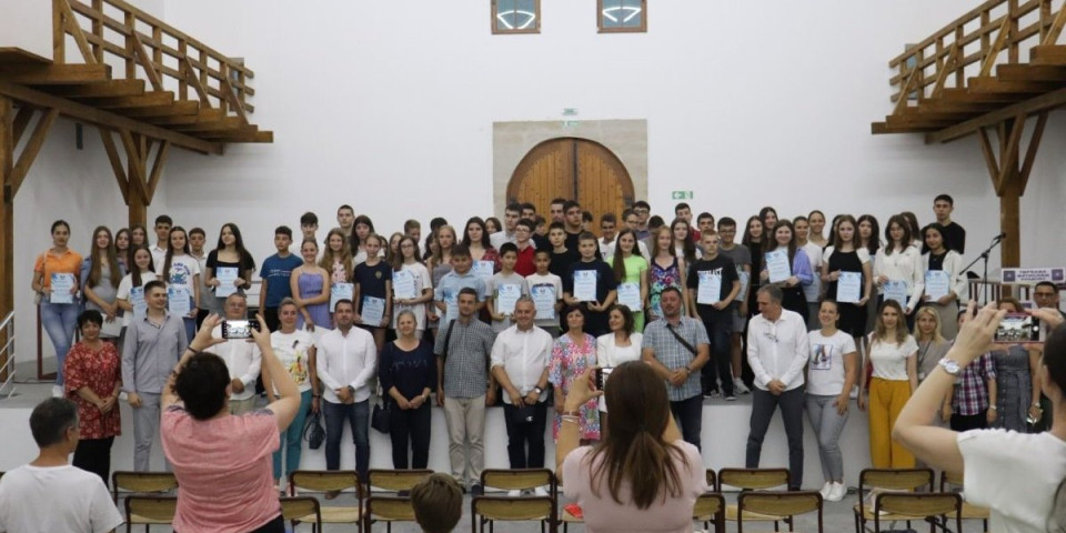 Opština Kladovo nagradila najbolje učenike kladovskih škola- Nikolić: Oni su ponos i budućnost našeg grada i opštine