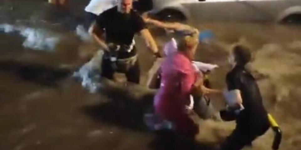 Zastrašujući snimak spasavanja sa Autokomande: Žena vrišti dok pokušava da pređe ulicu - potresna scena!