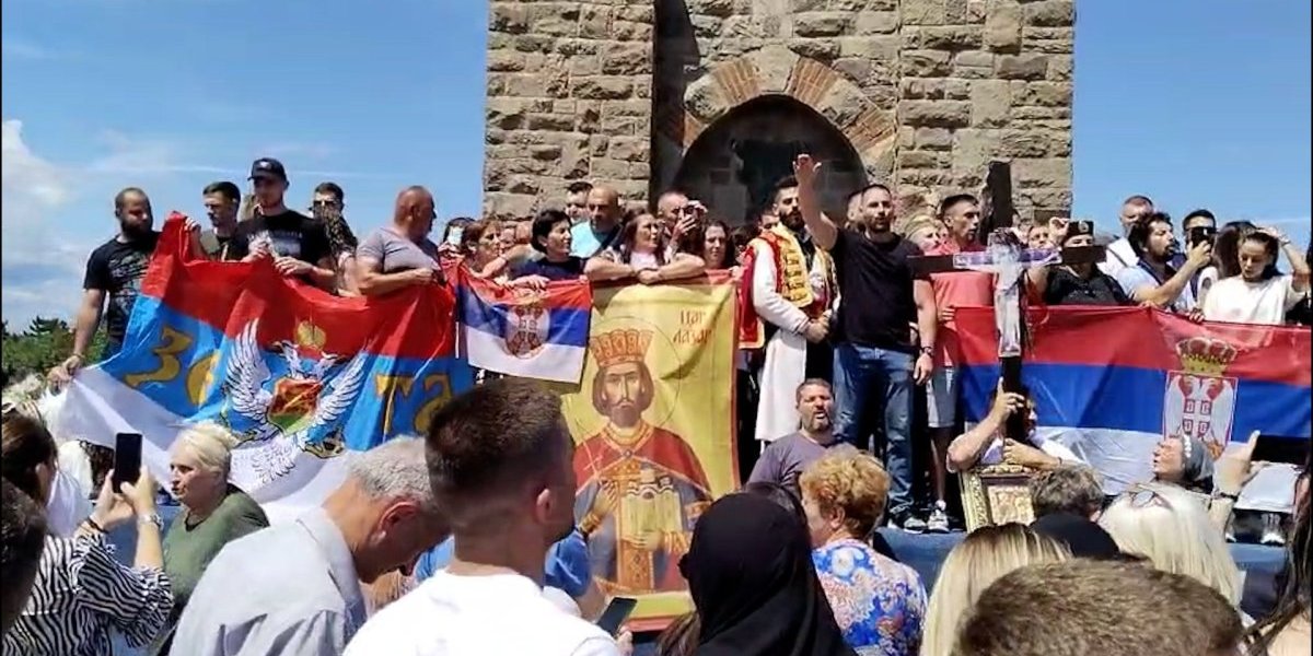 Veličanstveni prizori! Srbi raširili trobojke i ikonu kneza Lazara, ori se Gazimestanom "Sini jarko sunce sa Kosova" (VIDEO)