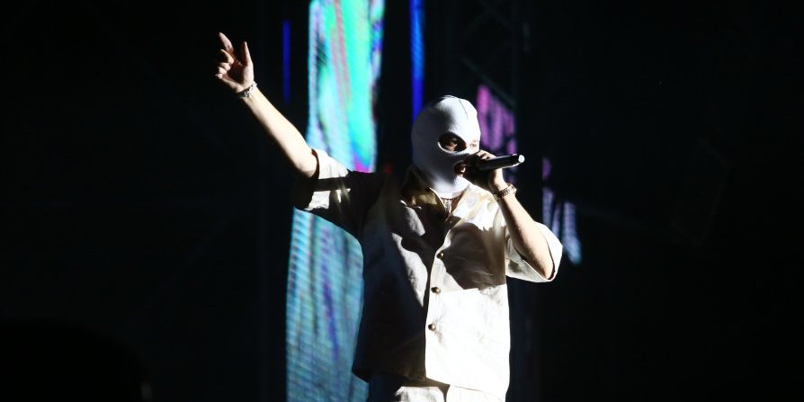 Devojka skočila na binu i skinula se - Šok na nastupu poznatog repera, reagovalo i obezbeđenje (VIDEO)