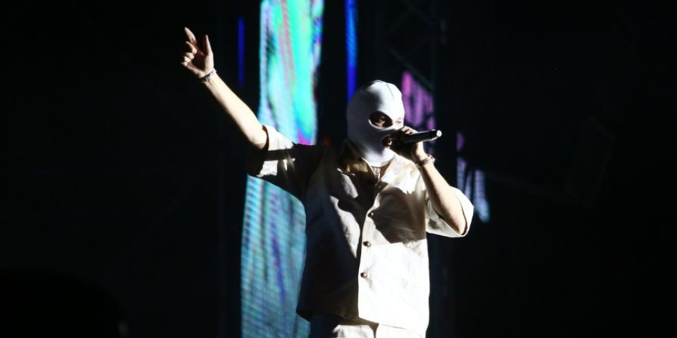 Devojka skočila na binu i skinula se - Šok na nastupu poznatog repera, reagovalo i obezbeđenje (VIDEO)