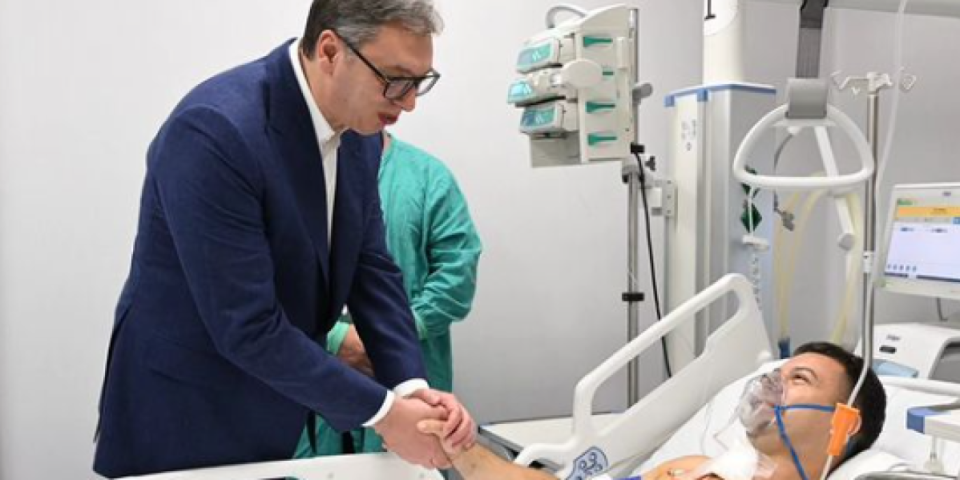 Vučić posetio žandarma ranjenog u terorističkom napadu u Beogradu: Čestitao sam mu na hrabrosti i pokazanoj prisebnosti (FOTO)
