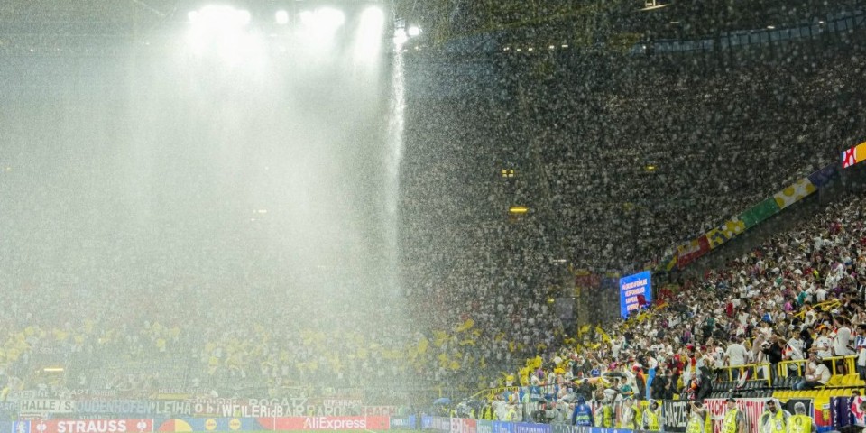 Scena za verovali ili ne! Dvojica navijača Danske napravila šou na kiši (VIDEO)