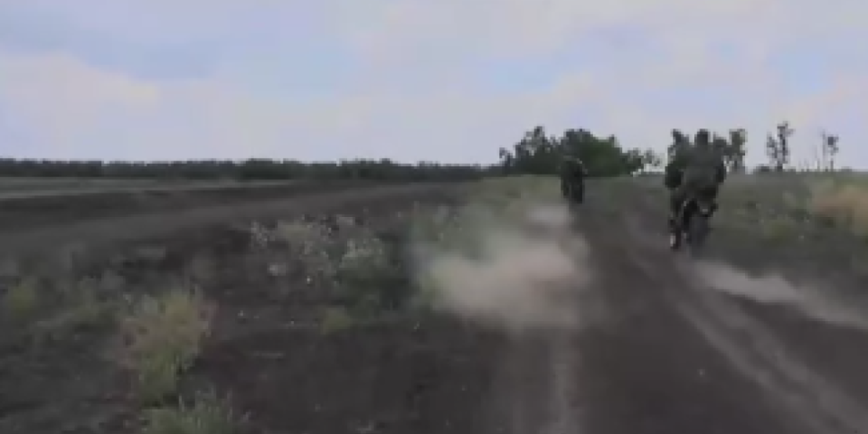 (VIDEO) Ruski vojnici na motorima probijaju ukrajinsku odbranu! Ovo će vas zanimati