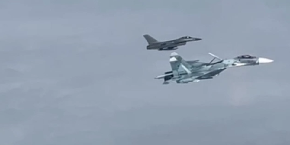 (VIDEO) Drama na nebu! Rusi videli F-16, pa hitno poslali lovca! Kamere zabeležile manevar ruskog pilota, NATO pilot odmah shvatio poruku!