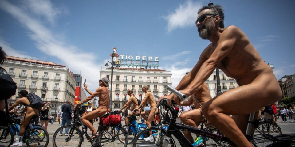 Goli biciklisti zaposeli Madrid! Bez blama landarali polnim organima - narod šokirano posmatrao golaće na delu (FOTO)