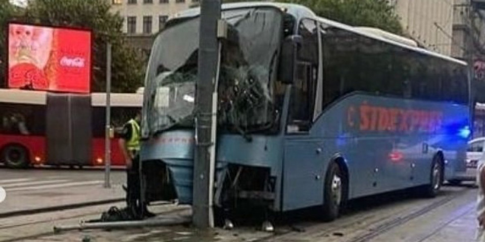 Karambol u centru Beograda! Autobus se zakucao u banderu (FOTO)