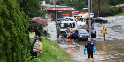 Republički hidrometeorološki zavod Srbije (RHMZ) izdao je hitno upozorenje zbog vremenskih nepogoda na teritoriji čitave zemlje. Prema najavama, najjači udari očekuje se popodne i tokom noći.