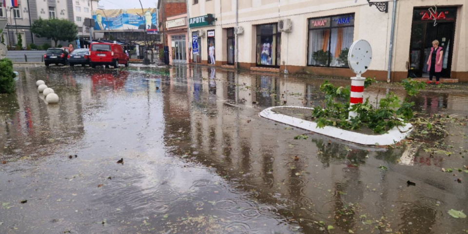 (VIDEO) Oluja donela potop i paralisala Trebinje! Drveće padalo kao snoplje, telefoni se usijali!