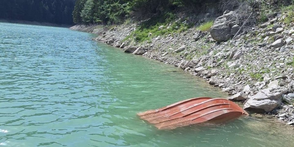 Otkriven identitet utopljenika u Zlatarskom jezeru: Pronađen je prvo prevrnut čamac kako pluta