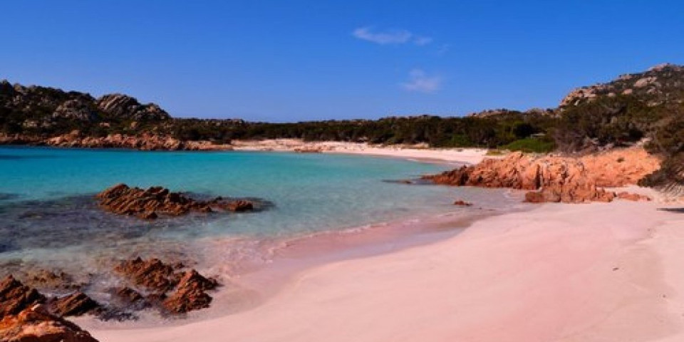 Plaža sa ružičastim peskom i tirkizno more! Ovo ostrvo obožava svetski džet-set i jedno je od najzanimljivijih u Italiji