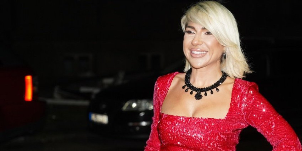 Nakon seksi fotki sa bazena, Jovana Jeremić ponovo izdominirala: Diva sa TV ekrana "objašnjava", pogledajte šta je jutros obukla (FOTO)