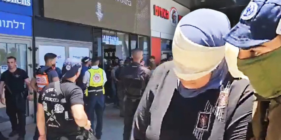 Policija mu izvodi majku sa povezom oko očiju! Ovo je terorista iz tržnog centra u Izraelu! (VIDEO)
