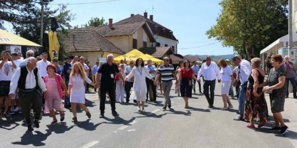Niko nema što Srbin imade! Samo što su utihnule trube u Dragačevu, začula se violina iz Pranjana (FOTO)
