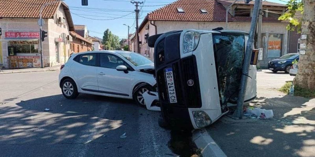 Kombi umalo završio na krovu! Žestok sudar u Zemunu (FOTO)