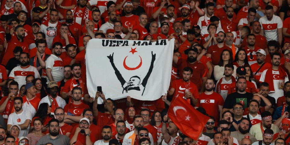Turci napravili skandal u Berlinu! Ekstremistička gestikulacija navijača na stadionu (FOTO)