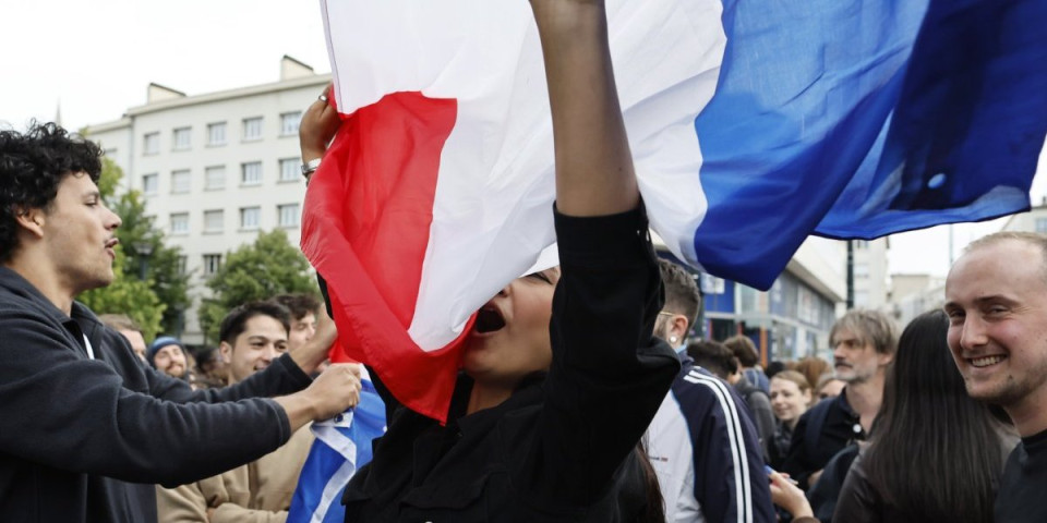 "Makron hoće rat, nećemo umirati za Ukrajinu!" Veliki protesti protiv francuskog predsednika u Parizu