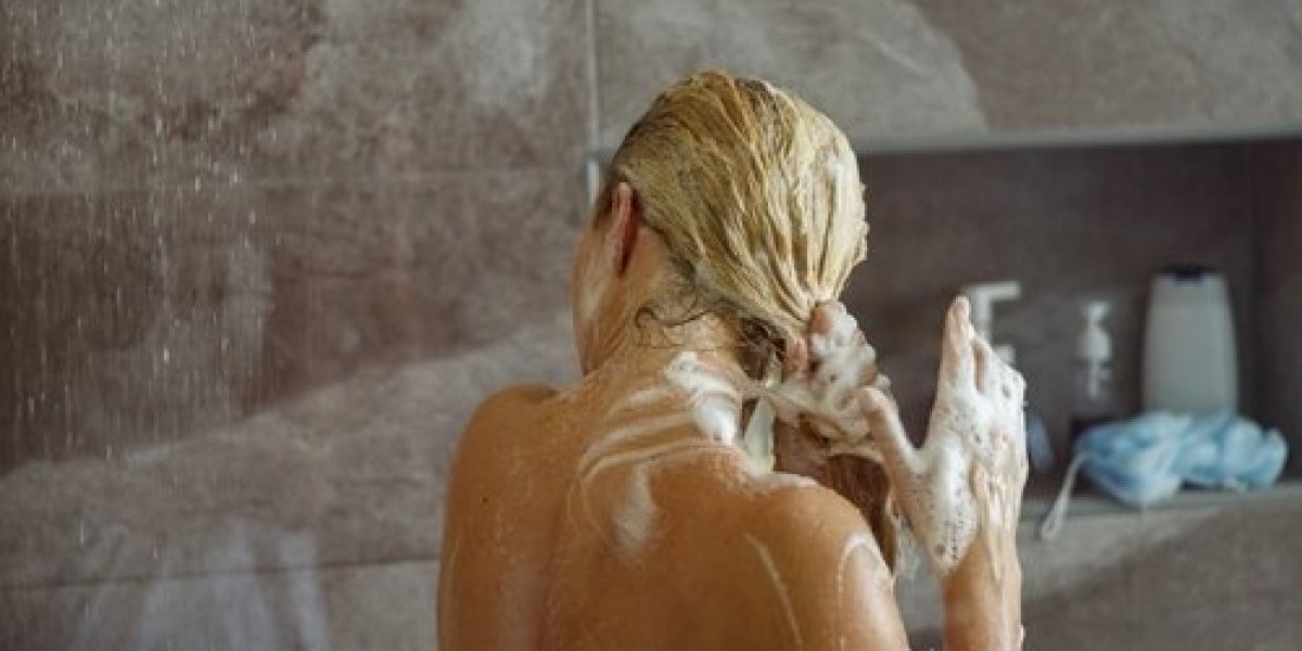 Greška zbog koje kosa puca i opada! Poznati frizer otkriva šta nikako ne smete da radite